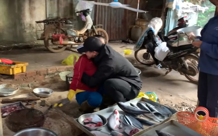 Chàng trai Đắk Lắk ôm mẹ bán cá gây 'bão mạng': ‘Yêu mẹ có gì phải giấu’