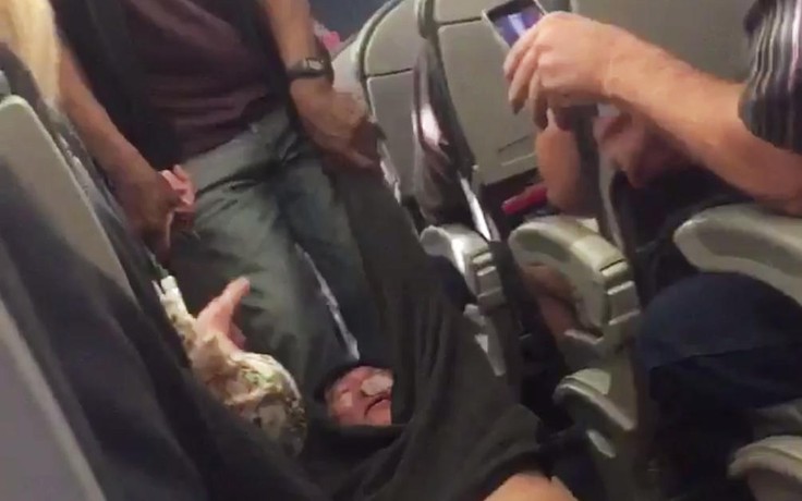 Sốc khi hành khách bị lôi xềnh xệch khỏi máy bay Mỹ