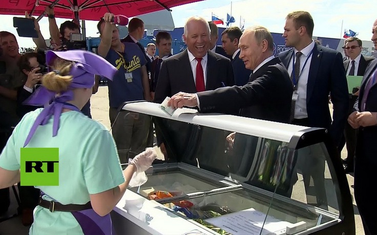 Tổng thống Putin sảng khoái mua kem đãi cấp dưới