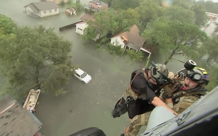 Nổ nhà máy hóa chất gần Houston vì bão Harvey