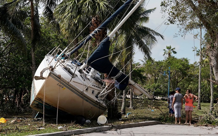 Tàu sân bay, chiến hạm Mỹ đến Florida cứu trợ bão lụt