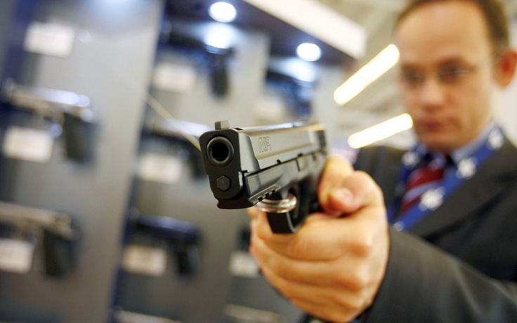 Hậu thảm sát trường học, Florida nâng tuổi mua vũ khí, cấp súng cho giáo viên