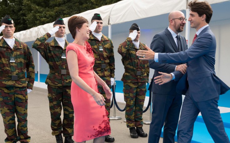 Thủ tướng Canada lướt qua Thủ tướng Bỉ, ôm hôn bạn đời người đồng cấp