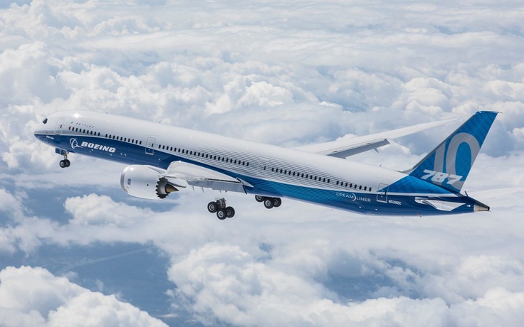 Boeing 787-900 hạ cánh khẩn cấp vì buồng lái bốc khói