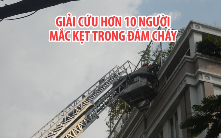 Giải cứu hơn 10 người mắc kẹt trong nhà cao tầng bốc cháy ở TPHCM