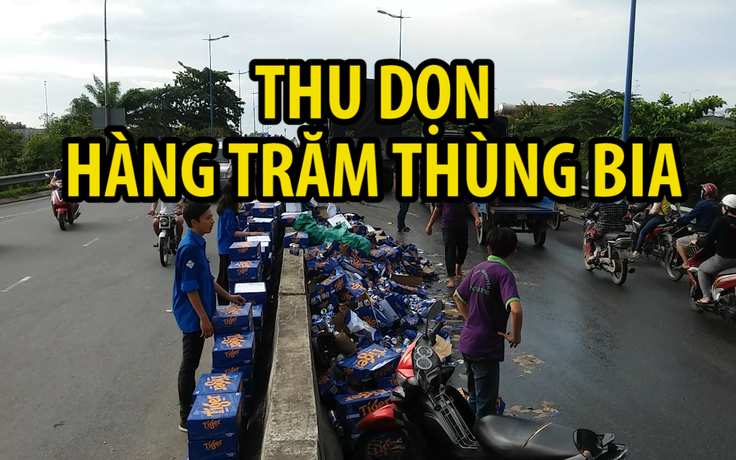 CSGT và người dân giúp thu dọn hàng trăm thùng bia đổ xuống đường