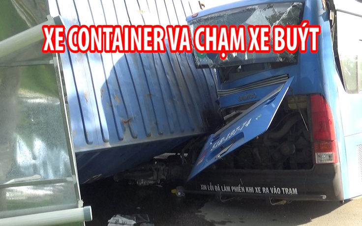 Xe container va chạm xe buýt, hàng chục hành khách hoảng loạn