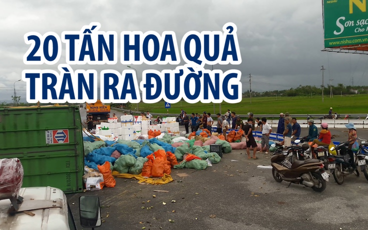 Dân giúp tài xế thu gom hơn 20 tấn hoa quả tràn ra đường