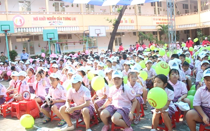 Hàng trăm học sinh tiểu học hưởng ứng Tháng Quốc tế đi bộ an toàn