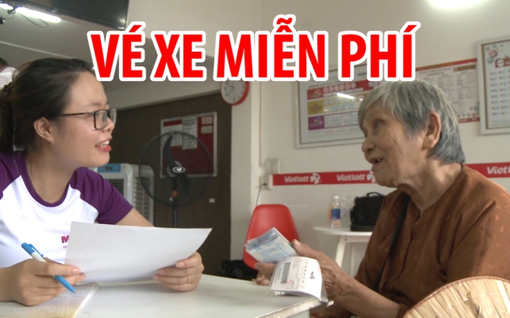 Niềm vui của người bán vé số dạo được tặng vé xe về quê ăn Tết