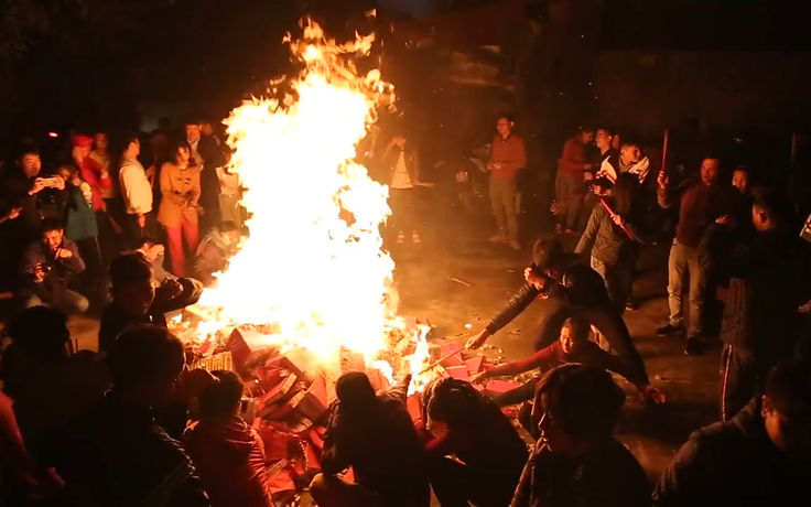 Lễ hội đốt cả “núi” vàng mã lấy đỏ ở Hà Nội