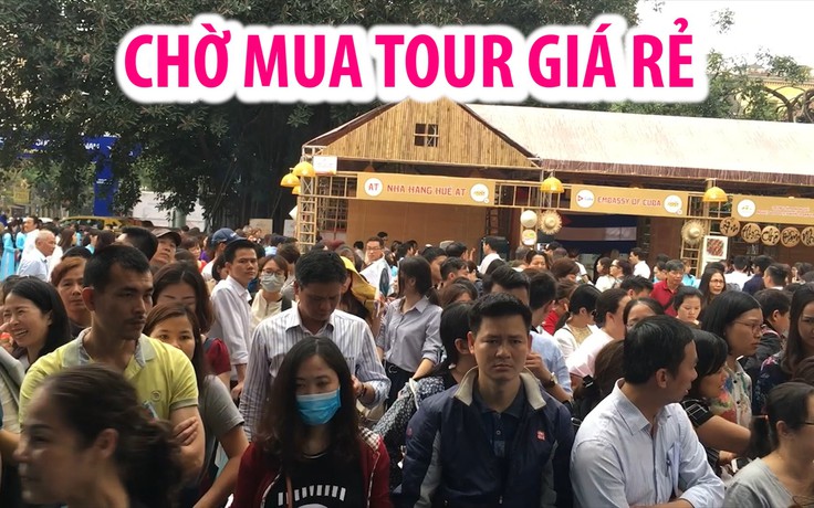 Rồng rắn xếp hàng mua tour giá rẻ tại hội chợ du lịch