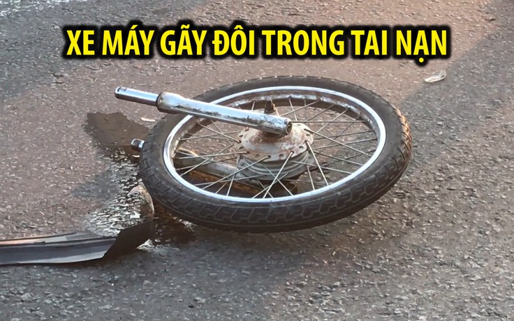 Xe máy gãy đôi trong tai nạn giao thông kinh hoàng