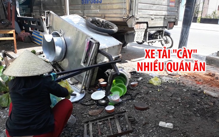 Hú vía vì xe tải “cày” các quán ăn trên vỉa hè