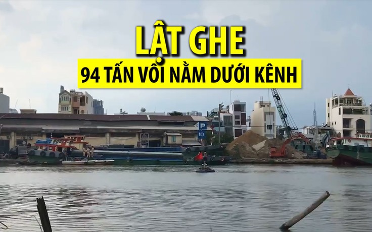 Lật ghe chở vôi trên kênh Tẻ, 3 người bơi vào bờ thoát thân