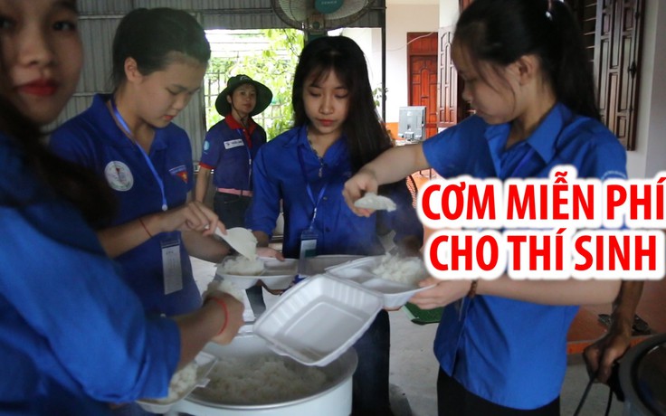 Đoàn trường nấu cơm miễn phí phục vụ thí sinh