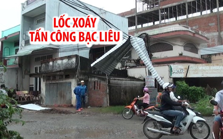 Sau lốc xoáy, dân “màn trời chiếu đất” vì mái nhà nằm trên dây điện