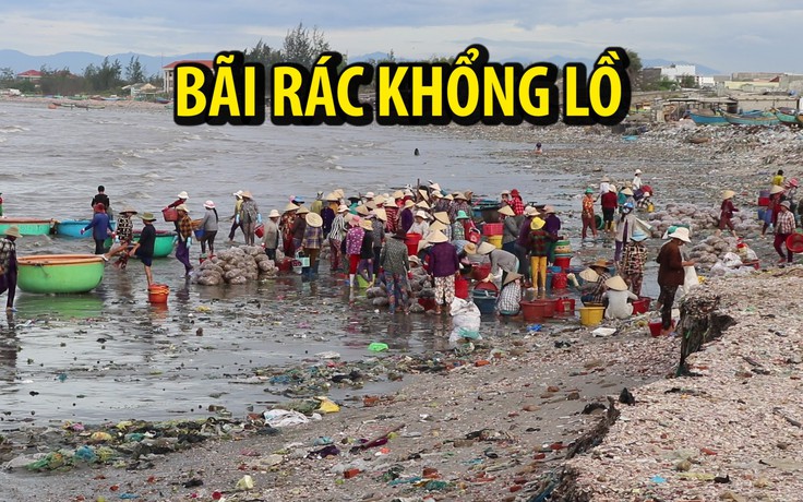Dọn bãi rác khổng lồ trên bờ biển Bình Thuận