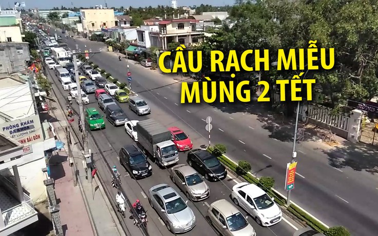 Mất cả tiếng đồng hồ mới qua được Cầu Rạch Miễu trong ngày mùng 2 Tết