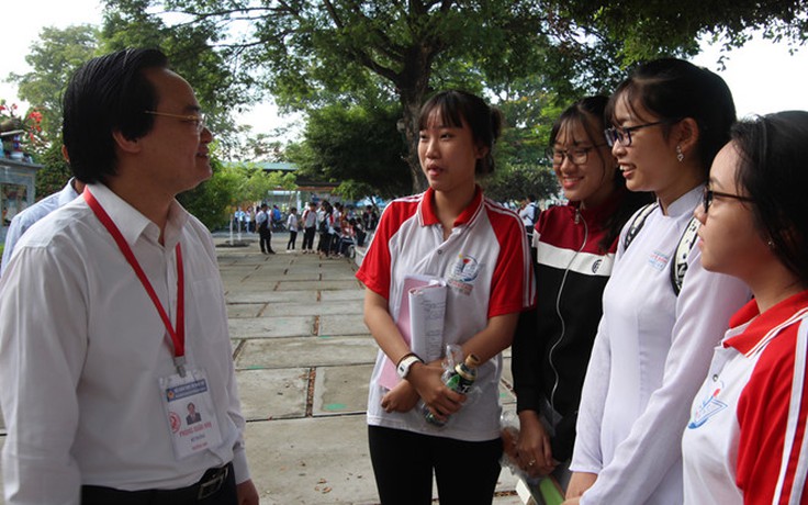 Bộ trưởng GD&ĐT Phùng Xuân Nhạ kiểm tra kỳ thi THPT quốc gia ở Long An