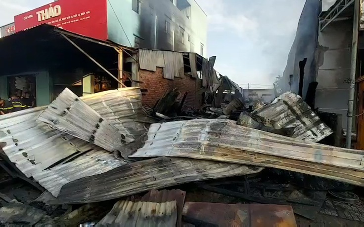 Cháy cửa hàng điện máy và xưởng gỗ trong đêm gây thiệt hại hơn 1 tỉ đồng