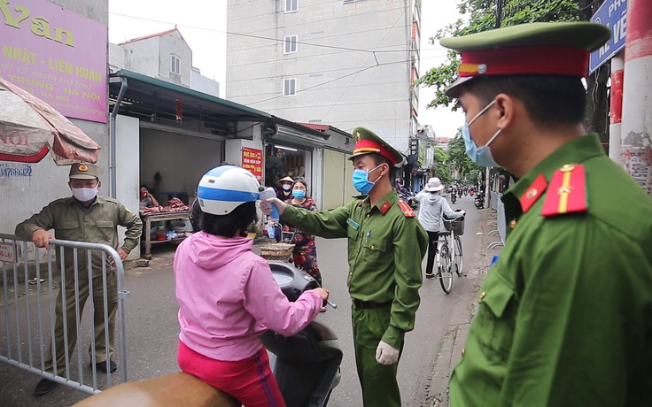 Kết thúc cách ly, công an phường Đông Ngạc lại xông pha ra chống dịch