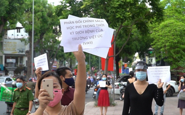 Phụ huynh tập trung phản đối mức học phí ở Trường quốc tế Việt Úc