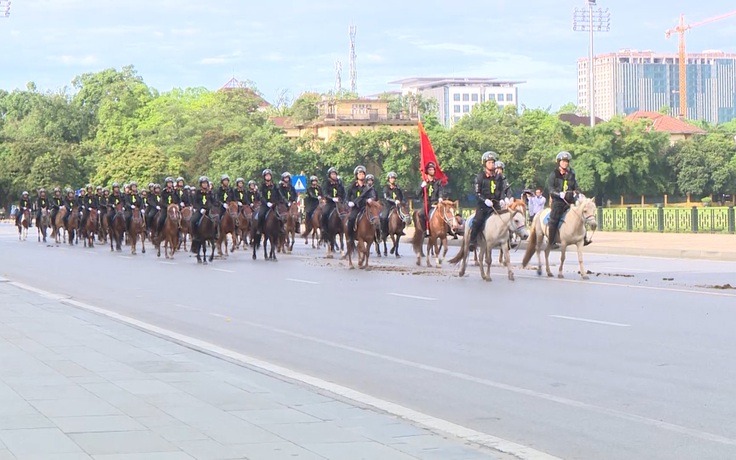Cận cảnh Cảnh sát cơ động kỵ binh Việt Nam diễu hành trên đàn ngựa Mông Cổ