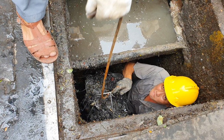 Nơi dơ bẩn nhất dưới nắp cống trên những con đường “siêu ngập” ở TP.HCM có gì?