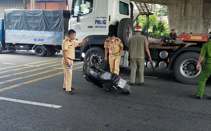 Xe máy va chạm với xe buýt, người đàn ông bị gãy 7 xương sườn