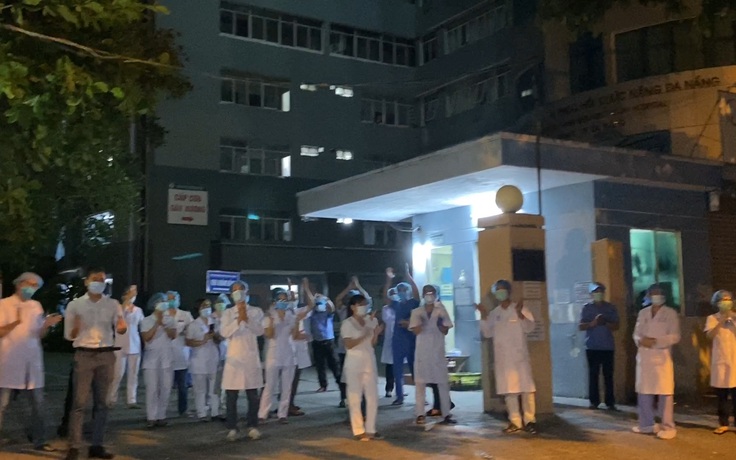 Bác sĩ và người dân Đà Nẵng nửa đêm hát mừng bệnh viện gỡ phong tỏa Covid-19