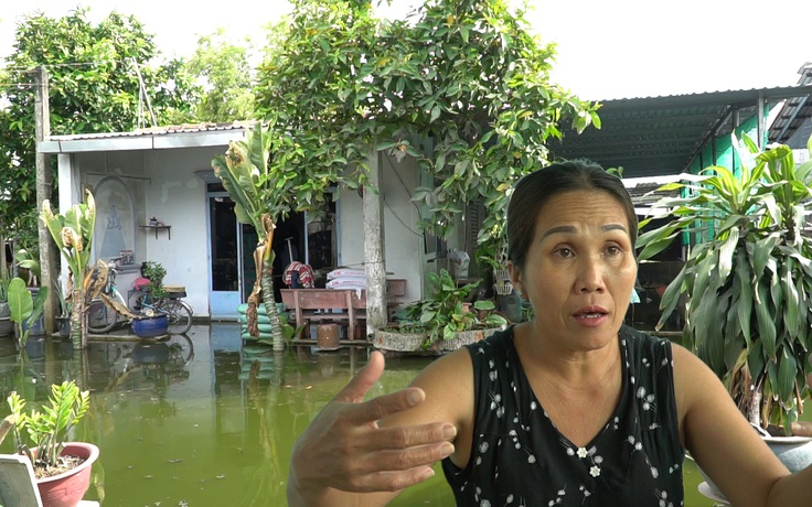 Nỗi khổ gia đình Sài Gòn ngập nước trong nhà cả tháng mới rút