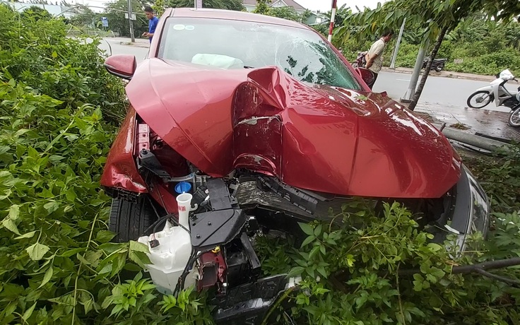 Hyundai Elantra tông sập trụ đèn và trụ cấp nước sau tai nạn