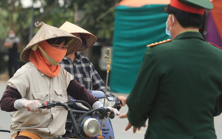 Người Hà Nội sáng đi làm, chiều về thấy quê nhà bị phong tỏa vì Covid-19