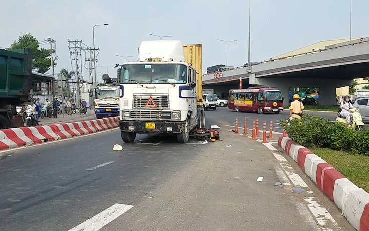 Thảm kịch gần Ngã tư An Sương, người đàn ông chết thương tâm dưới gầm xe container