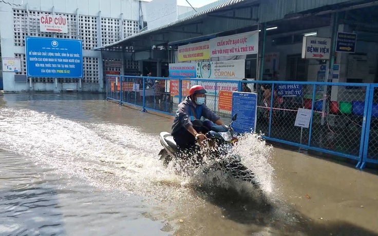 Bì bõm lội nước đi khám bệnh ở Bệnh viện Hóc Môn sau cơn mưa chiều