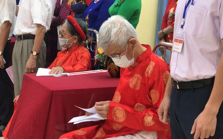 Hai cụ già gần 100 tuổi mặc áo dài đỏ, cùng thủ lĩnh thanh niên đi bầu cử
