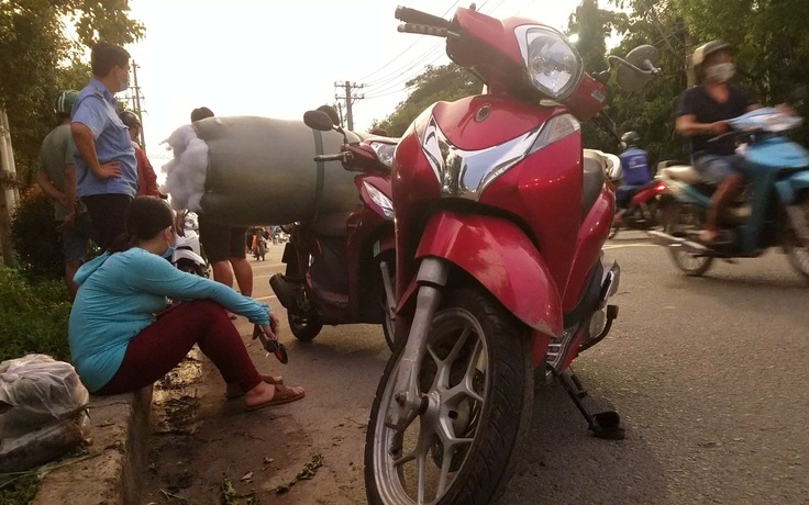 Khoảnh khắc ớn lạnh: Xe máy chở hàng cồng kềnh gây họa cho người đi đường