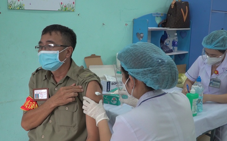 Được tiêm vắc xin Covid-19, bảo vệ tổ dân phố an tâm vì có thêm ‘lớp bảo vệ’
