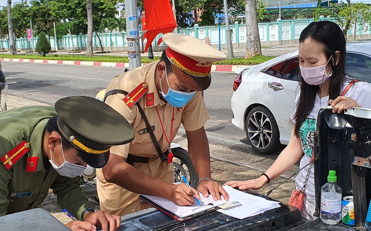 Người phụ nữ lái ô tô đi giao gà, bị phạt vì “giấy thông hành” hết hạn