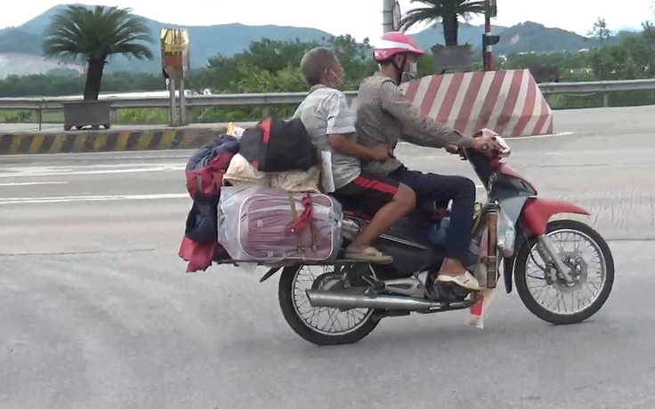 Chạy xe máy 1.500 km, chấp nhận rủi ro để về Nghệ An trốn Covid-19