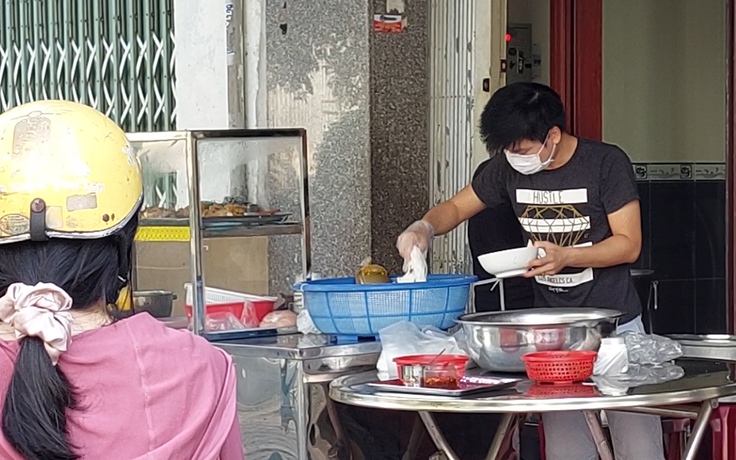 Đà Nẵng cho quán ăn bán hàng mang về: người dân dậy sớm xếp hàng mua