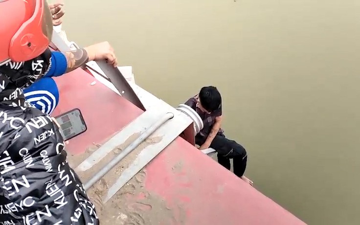 Khuyên giải, cứu thanh niên 17 tuổi ngồi vắt vẻo trên cầu Nhật Tân