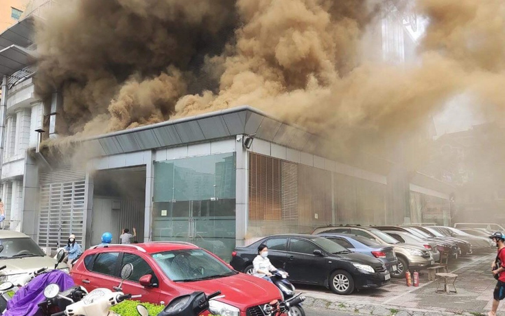 Cháy nhà hàng trong tòa nhà ở Hà Nội, nhiều người tháo chạy