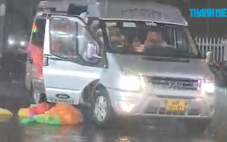 Đoàn du khách thản nhiên vứt một đống áo mưa giữa giao lộ ở Phú Quốc