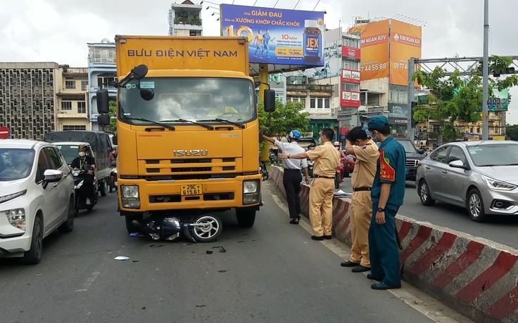 Tai nạn dưới dốc cầu Chà Và, một phụ nữ bị thương