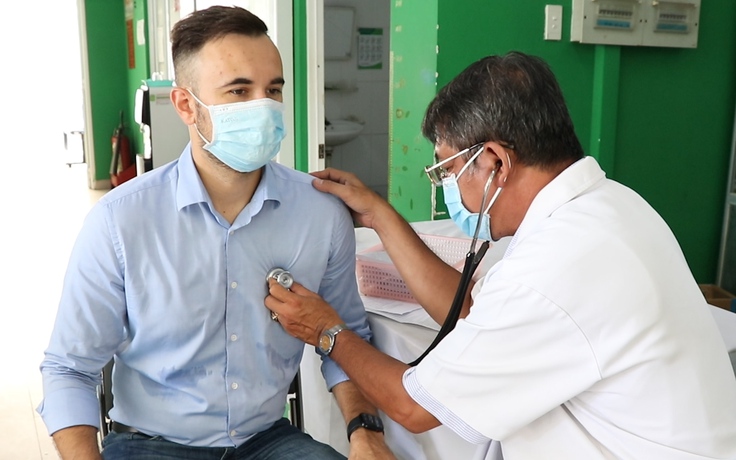 Người nước ngoài hào hứng ra phường tiêm mũi 4 vắc xin Covid-19