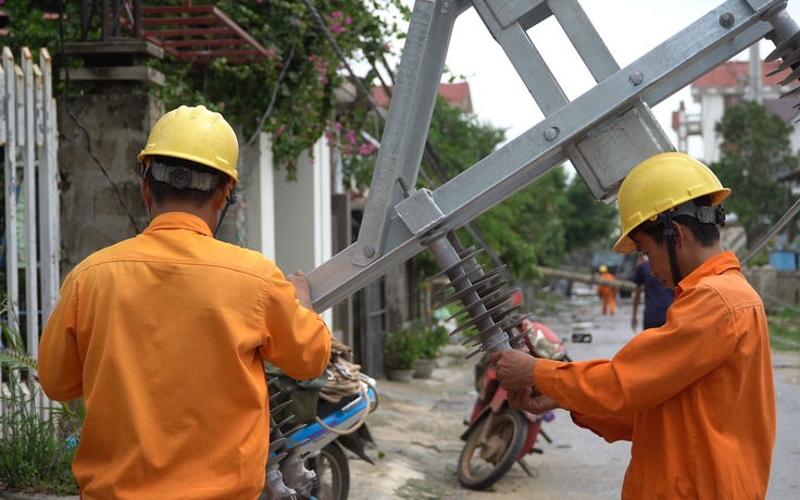 Ngành điện Quảng Trị huy động lực lượng khắc phục sự cố do bão Noru