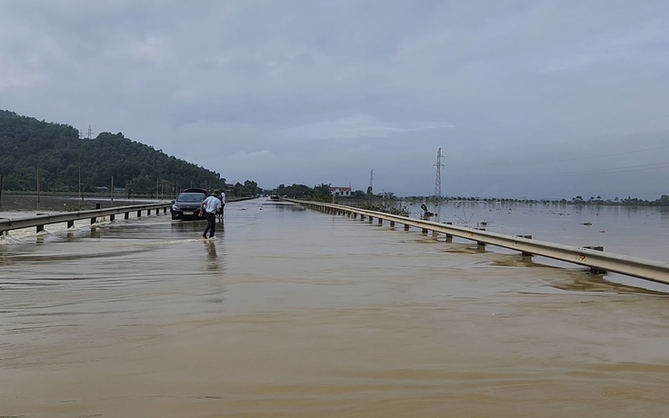Hà Tĩnh: Chặn hai đầu Quốc lộ 1 vì mưa lũ chia cắt giao thông