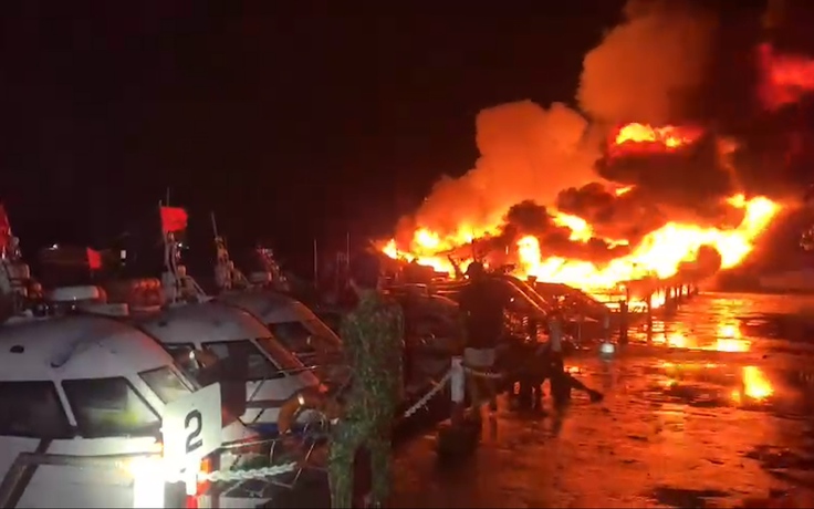 Hàng loạt tàu, ca nô du lịch cháy dữ dội tại bến Cửa Đại ở Hội An